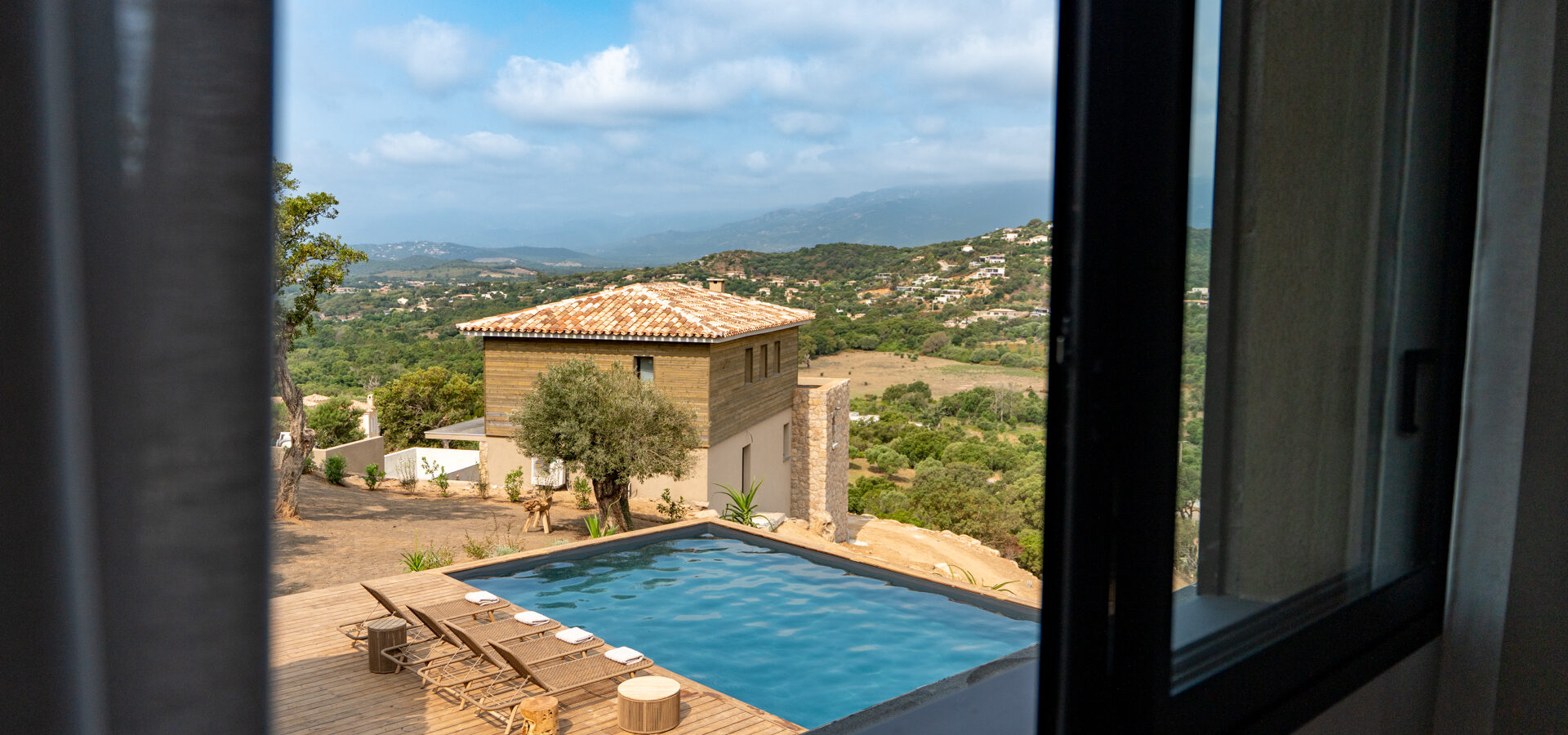 Chambre A au 1er etage vue piscine - CASA DAMICHI