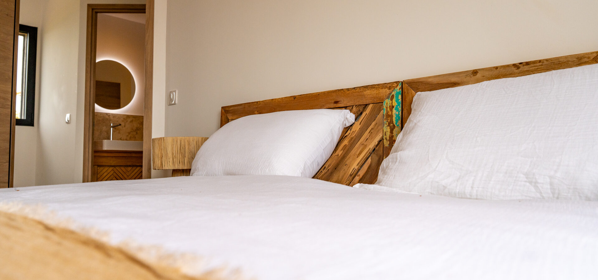 Chambre B au 1er etage tête de lit - CASA DAMICHI