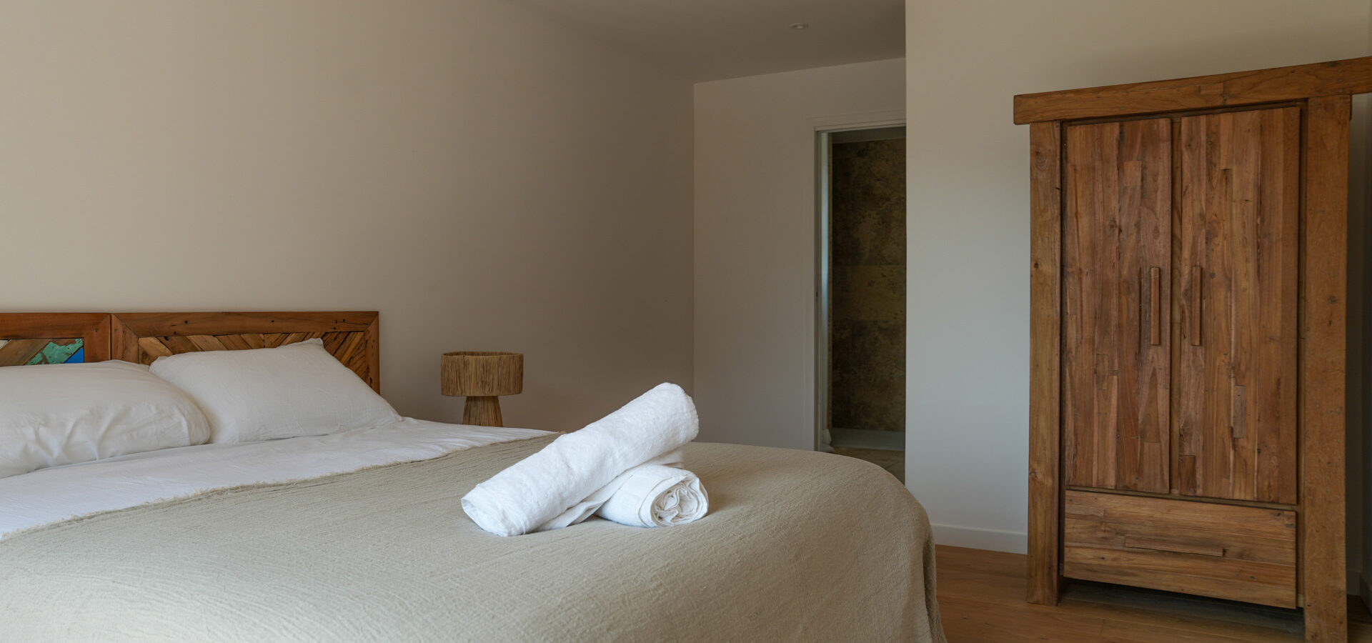 Chambre vue piscine armoire - CASA DAMICHI