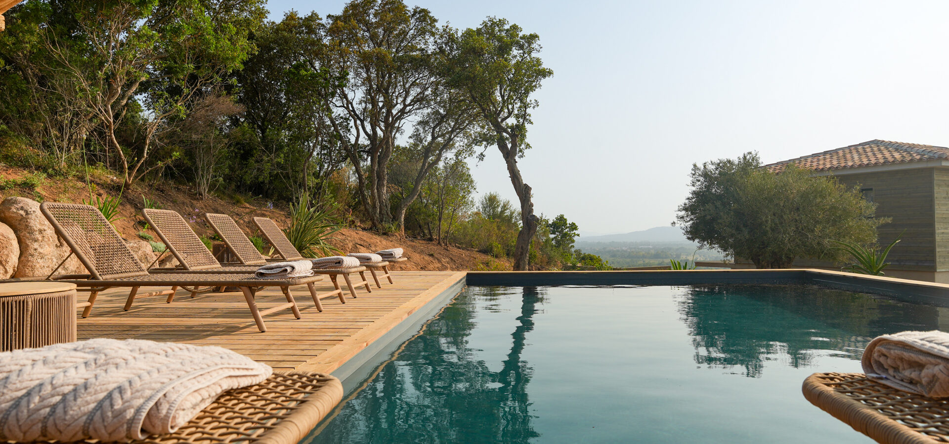 Piscine et transats - CASA DAMICHI