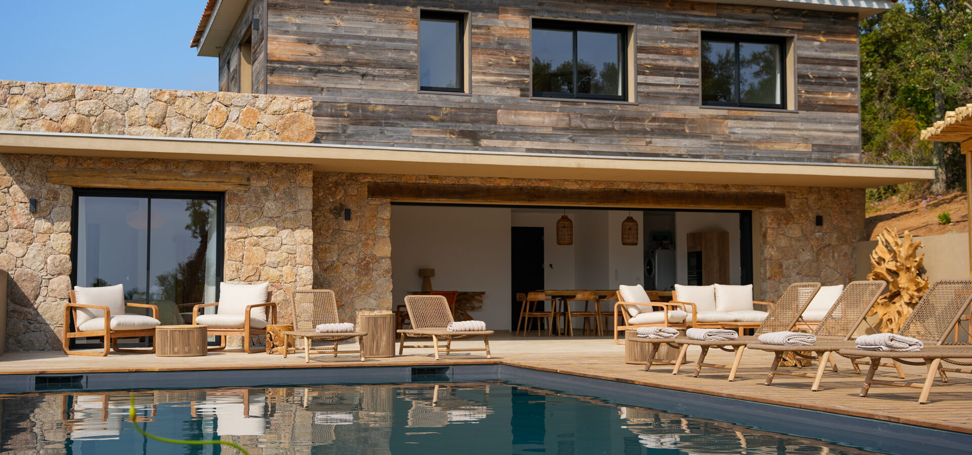 Piscine et vue terrasse maison - CASA DAMICHI