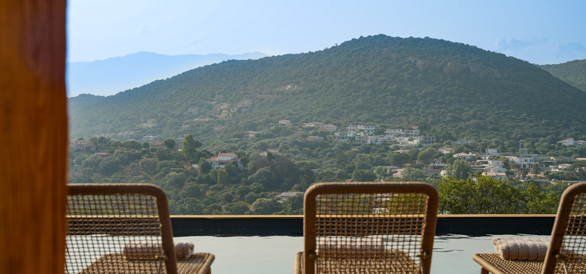 Piscine transats avec vue maquis - CASA DAMICHI