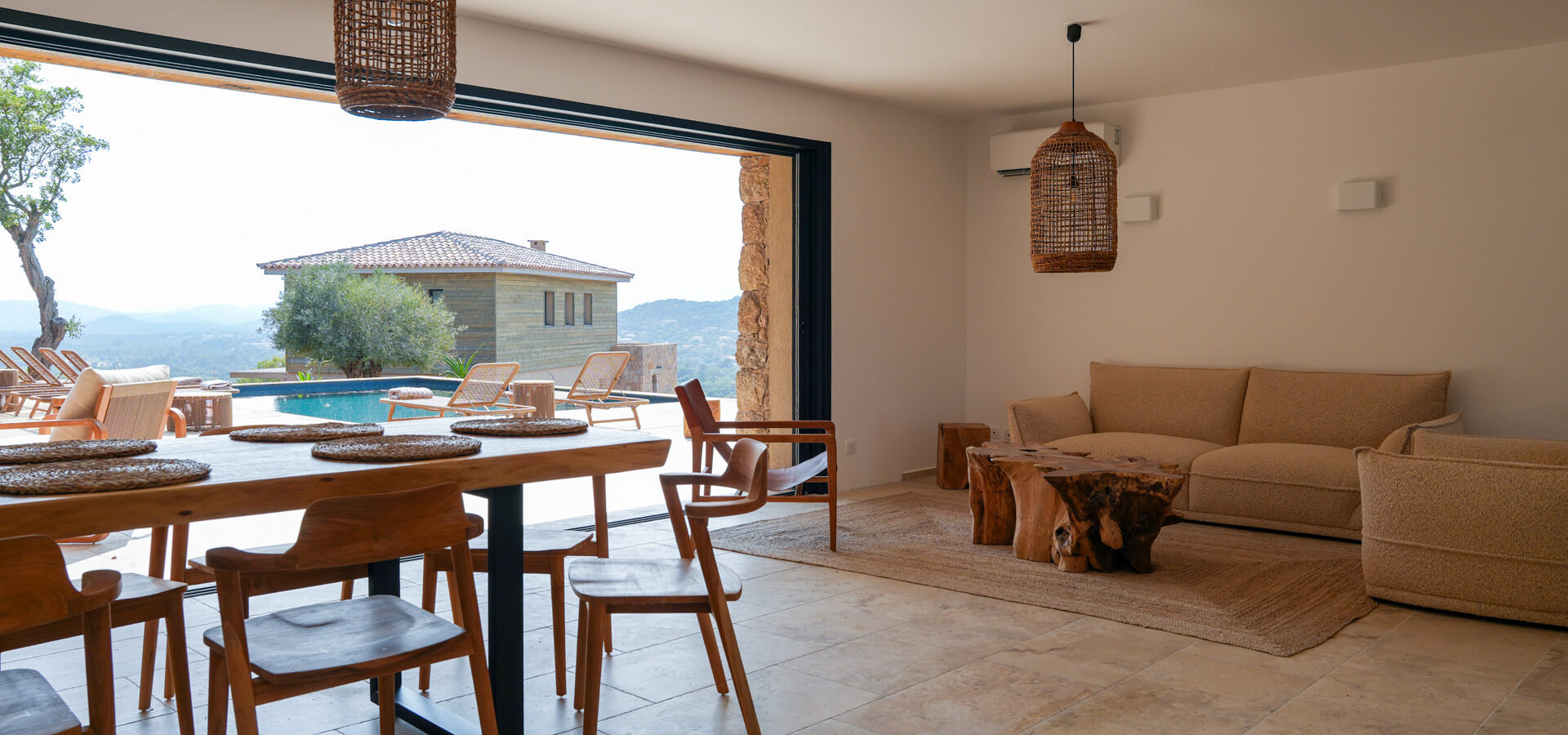 Salon table canapé et vue - CASA DAMICHI