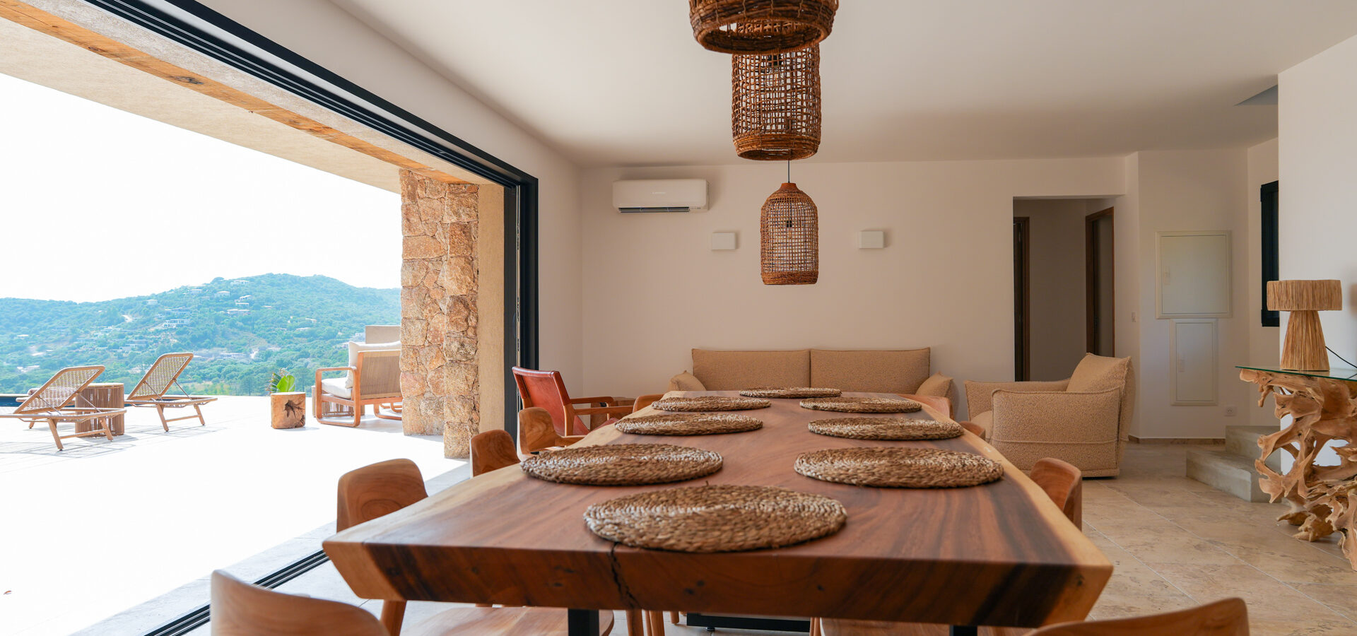 Salon table et canapé - CASA DAMICHI